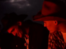 Дикий трах молодых ковбоев без седла