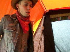 Дикий трах молодых ковбоев без седла