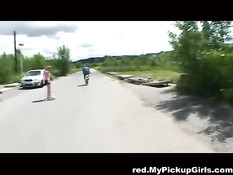 Девушка на роликовых коньках занимается сексом на дороге