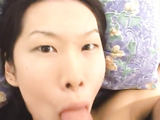 Два члена в гостиничном номере с азиаткой