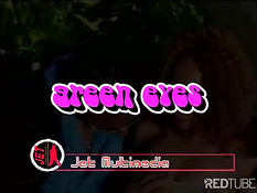 Кудрявая ебётся с негром на скамейке в парке