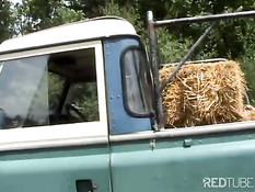 Она берёт с парня оплату за поездку сексом