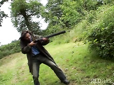 Анальное секс видео в лесу с охотником