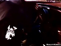 Девочка ходит без трусиков под платьем