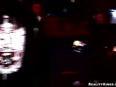 Девочка ходит без трусиков под платьем