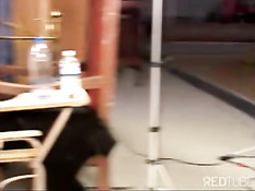 Волосатая киска негритянки хочет большого члена