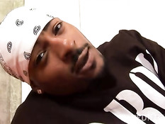 Рыжая мулатка играет с чёрным членом