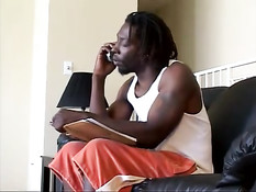 Белая девка пытается удовлетворить двух чёрных парней