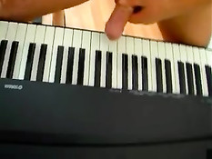 Две опытные шлюшки на одного парня