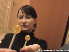 Сначала в вагину входит леденец, а за ним и член