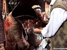 Групповуха с переодеванием в старинные наряды