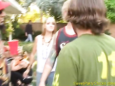 Азиатская девка хочет сосать дальше