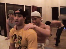 Парни делают расслабляющий эротический массаж