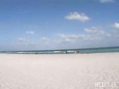 Блондинки в бикини попали в постель к мужикам