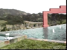 Лесбиянки занимаются сексом на берегу в позе 69