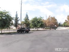 Порно с очень сексуальной молодой брюнеткой