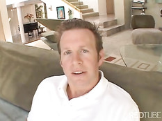 Порно с очень сексуальной молодой брюнеткой