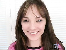 Молодая девушка раздевается и мастурбирует на полу