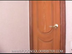 Сестра соблазнила принимавшего ванну брата