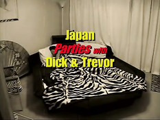 Экзотическая девушка со старым и молодым парнями