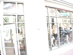 Молодая девчонка сделала парню приятно