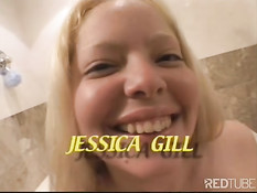 Широко раскрывая рот блондинка глотает член