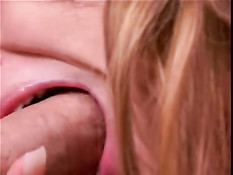 Симпатичное лицо и полное спермы влагалище