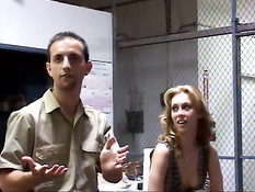 Женщина не теряет время на работе