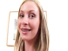 В киску блондинки входит кулак её подруги