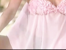 Бьянка разделась и долго позировала в парке