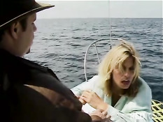 Секс с блондинкой в открытом море