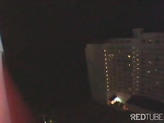 Эта горячая тёлка хочет сосать его член