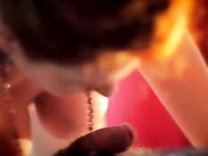 Опытная барышня делает минет