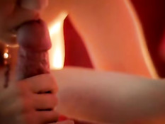 Опытная барышня делает минет