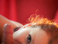 Опытная барышня делает минет