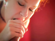 Опытная барышня делает минет