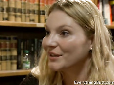 Она готова сделать многое, чтобы получить работу