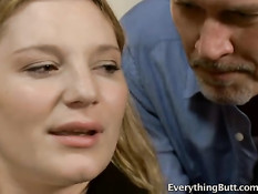 Она готова сделать многое, чтобы получить работу