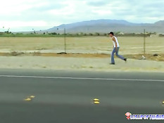 Милые попутчики занимаются любовью в дороге