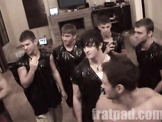 Толпа ребят развлекается с голым приятелем