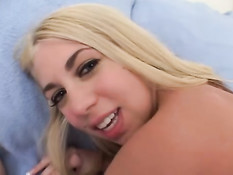 Возбуждённая блондинка трахается с нигером