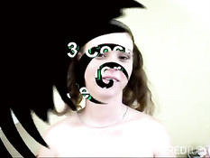 Двое парней пытаются удовлетворить молодую развратницу