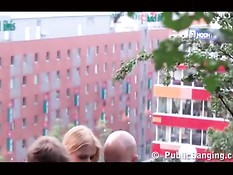 Цыпочка трахнутая двумя мальчиками в парке