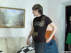 Секс парня с потрясающей зрелой женщиной