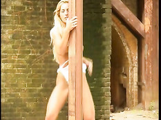 Стриптиз на улице возле деревянного столба