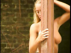 Стриптиз на улице возле деревянного столба