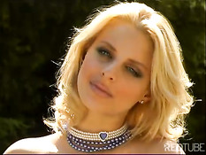 Блондинка мастурбирует на скамейке в парке