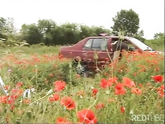 Блонда мастурбирует на маковом поле