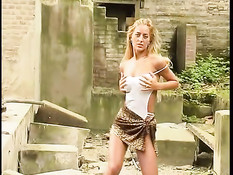 Девушка раздевается до гола на развалинах и позирует