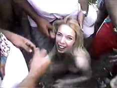 Голая девушка делает минет толпе парней на улице